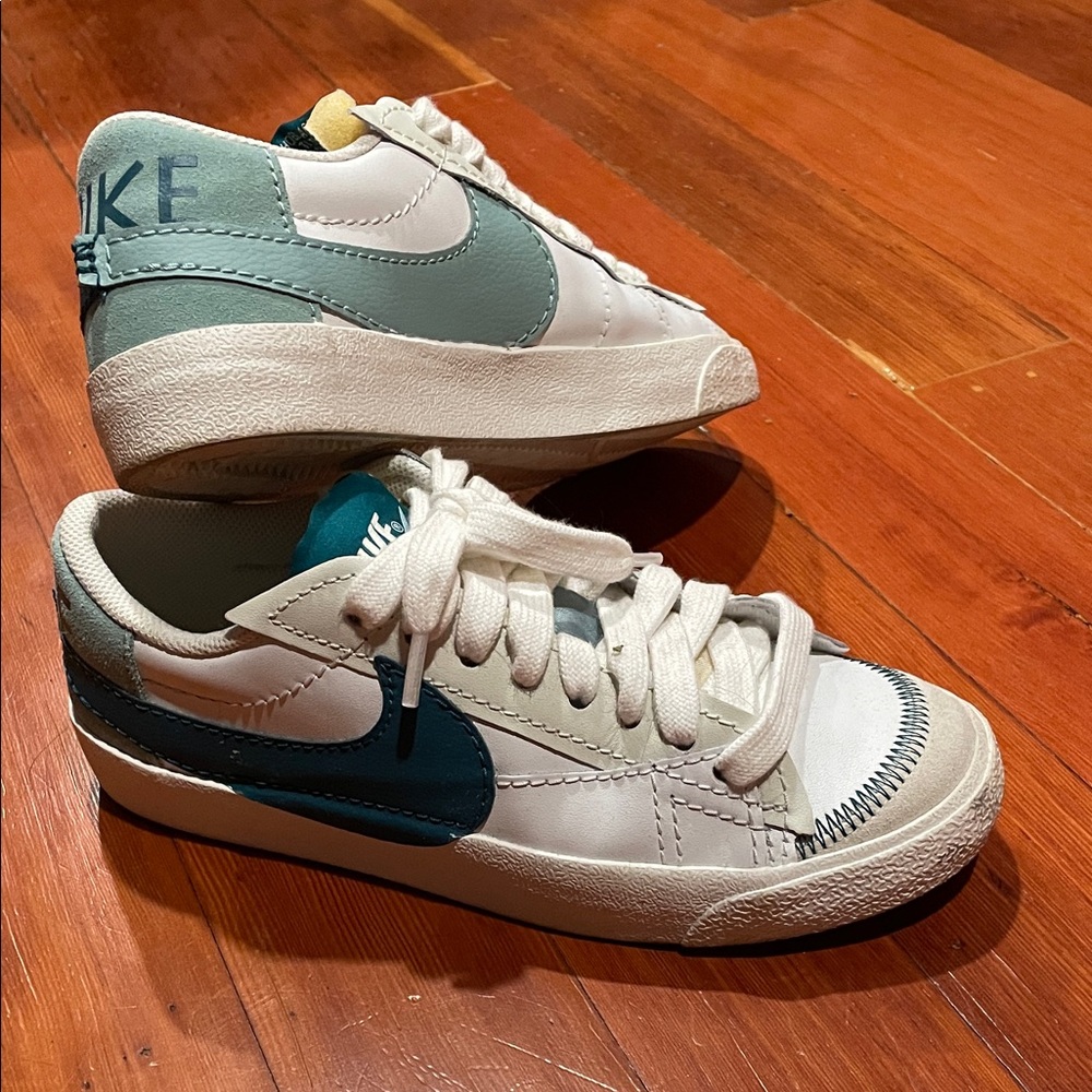 Nike Women’sWhite and Teal Sneakers
